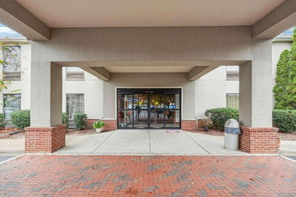 Quality Inn & Suites Доусонвилл Экстерьер фото